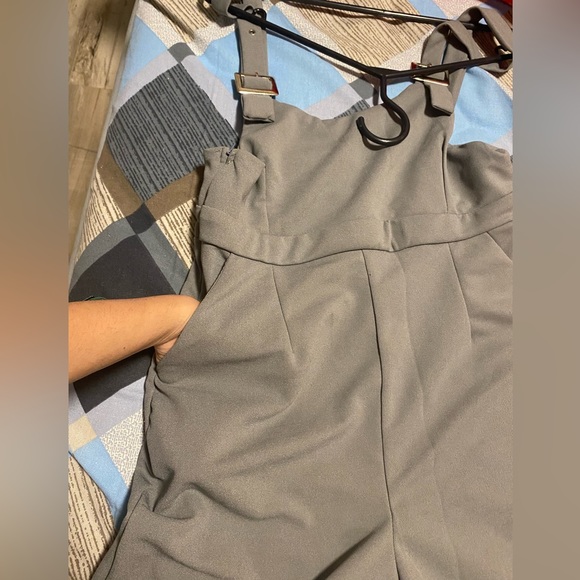Jumpsuit small size, adjustment on shoulder with buckle comes with 3 loop holes. - Picture 3 of 8